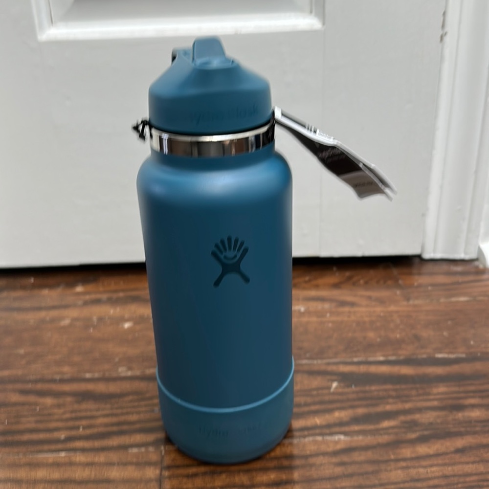 Brand New special Edition Hydro Flask in Basin 32 oz with straw